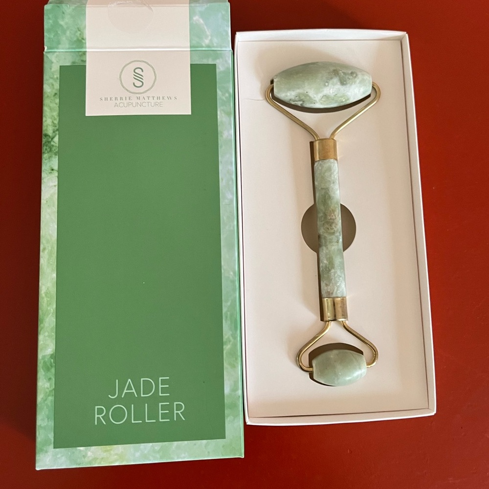 🔥Sherrie Matthew’s Acupuncture Jade Stone Roller New in box. Smoke /pet freehome